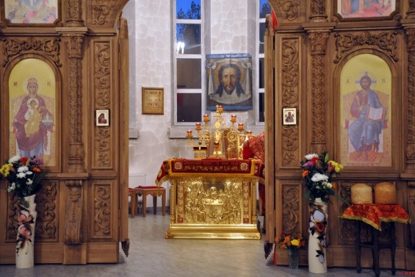 Почему царские врата иконостаса открыты всю Светлую седмицу?